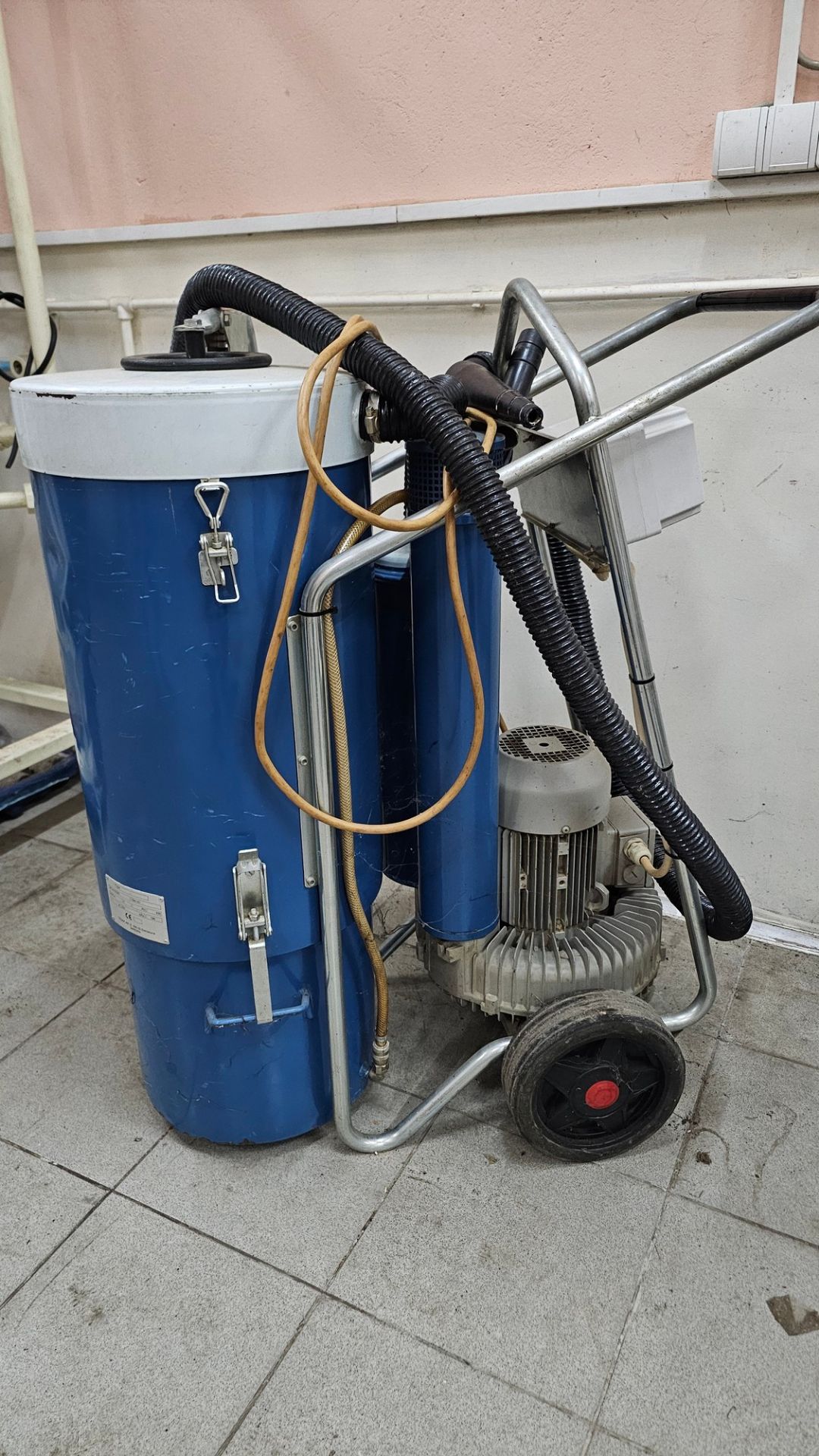 Industrial Vacuum Cleaner (Professional, Mobile)